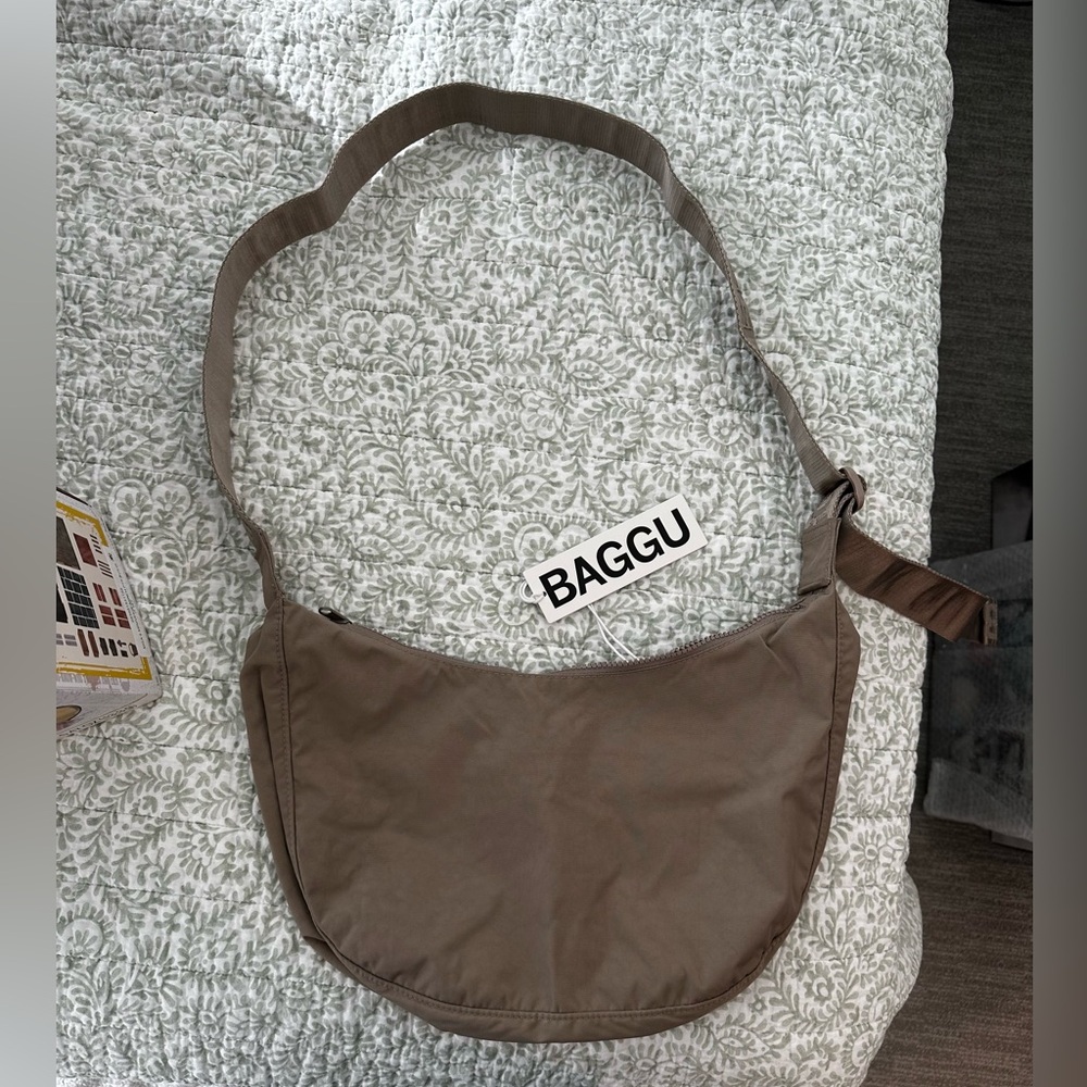 BAGGU Medium Nylon Crescent Bag
